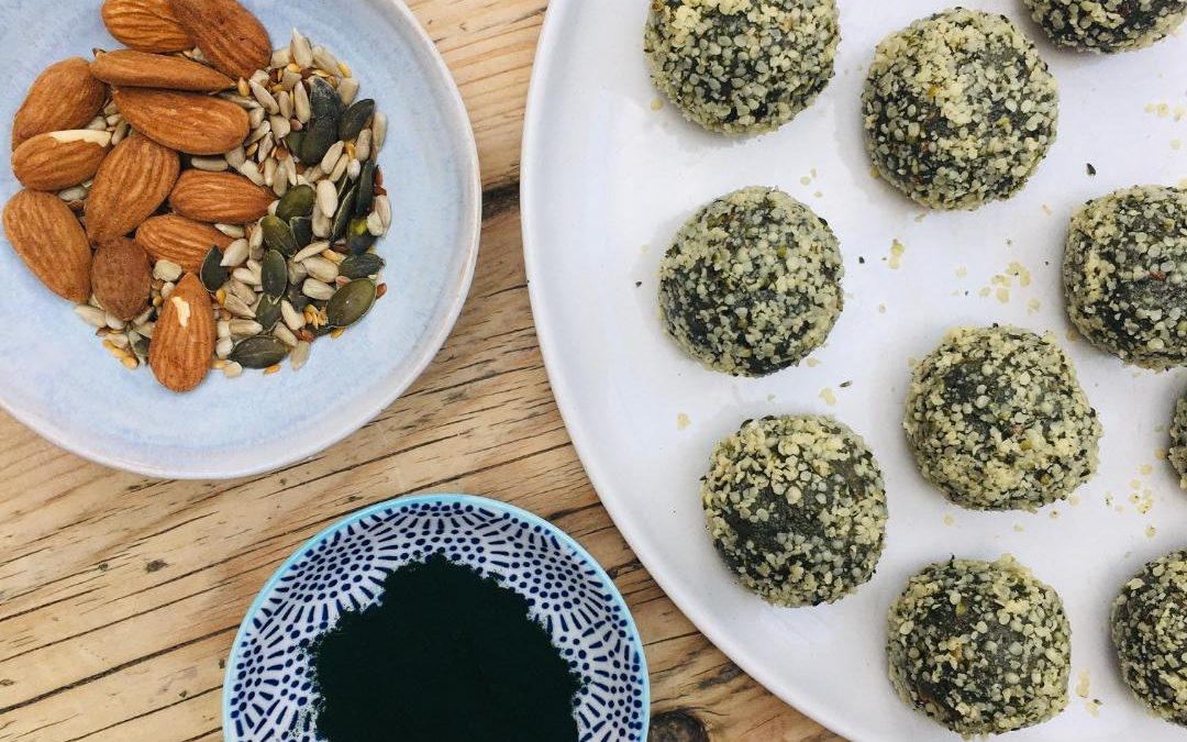 Almond energy balls with spirulina and seeds